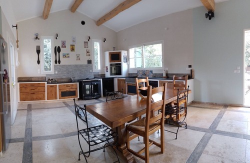 La Roque-sur-Pernes Villa | Au pénéquet air-conditioned single-storey house in the heart of nature