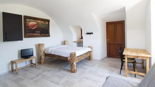 Meyras House | Auberge Les Grillons