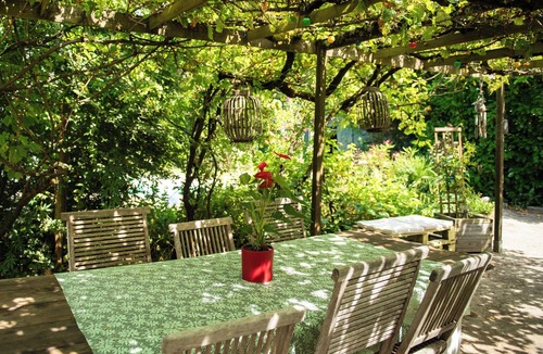 Le Gue-d'Allere House | Authentic caravan, swimming pool and garden, between La Rochelle and the Marais Poitevin