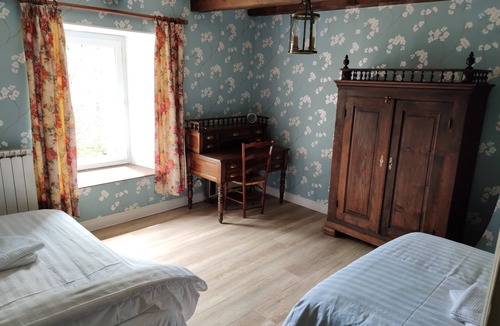 Bagnols House | Authentic Mansion for 14 People, 5 Bedrooms – View of Sancy, Absolute Peace & Coolness