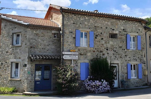 Aizac Bed & Breakfast | B&B “Le Volcan d’Aizac” – Yellow Room