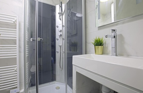 Combat Apartment | Balcony studio near Buttes Chaumont