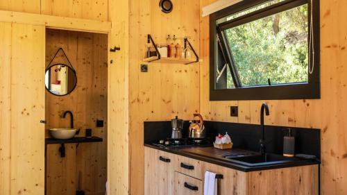 Le Barroux Cabin | Barroux - Parcel Tiny House - Tiny House au pied du Mont Ventoux entourée par les lamas MAE-5223