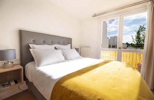 Le Kremlin-Bicetre Apartment | Beausoleil Metro Paris Sud