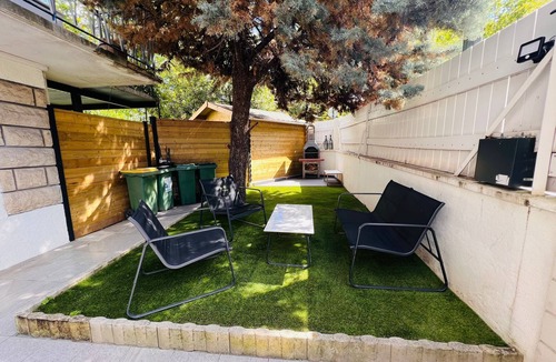 Bagneux Apartment | Beautiful, air-conditioned studio with a private entrance and garden.