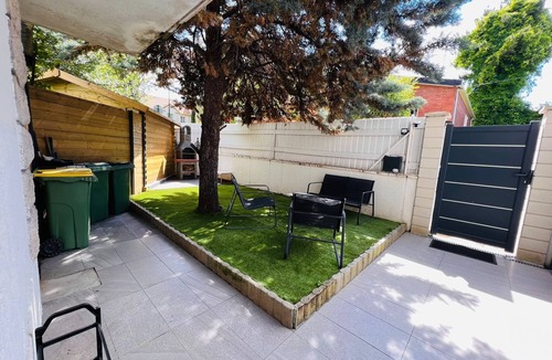 Bagneux Apartment | Beautiful, air-conditioned studio with a private entrance and garden.