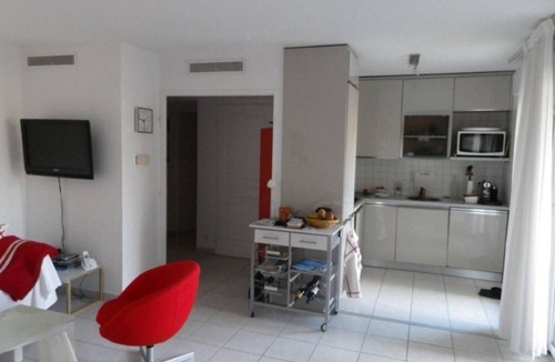 Les Baumettes Apartment | Beautiful apartment close to the sea with large balcony and pool!
