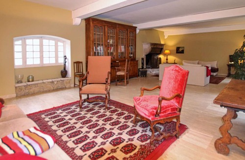Chateauneuf-du-Rhone House | Beautiful and large cottage with charm and character.