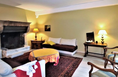 Chateauneuf-du-Rhone House | Beautiful and large cottage with charm and character.