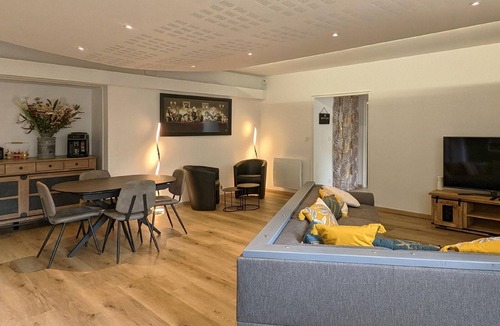 Vesoul Cottage | Beautiful renovated apartment in Vesoul with parking and Wifi