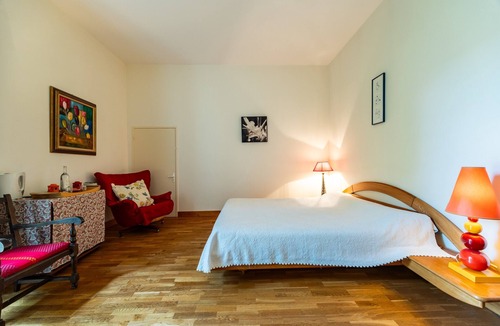 Saint-Germain-Du-Puch Bed & Breakfast | Bed and Breakfast 'Chambre Merlot' with Shared Pool, Shared Terrace and Wi-Fi