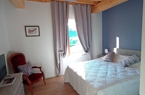 Saint-Martin-Lestra Bed & Breakfast | Bed and Breakfast 'Chambre Rotin' with Shared Pool, Shared Terrace and Shared Garden