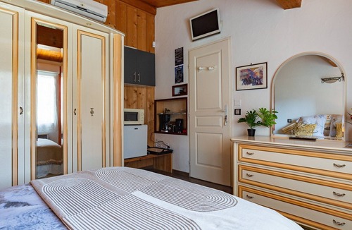 Colombier-le-Vieux Bed & Breakfast | Bed and Breakfast 'Les Issignols' with Mountain View, Wi-Fi and Air Conditioning