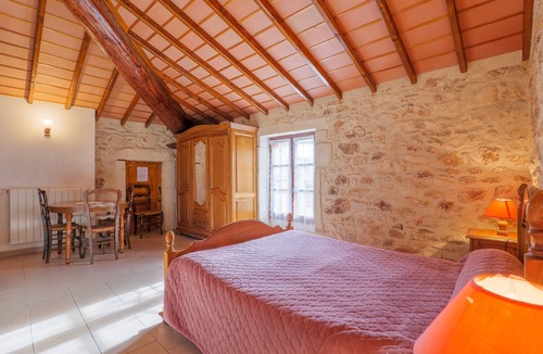 La Garde-Adhemar Bed & Breakfast | Bed and Breakfast 'Fanny' with Shared Pool, Shared Garden and Wi-Fi