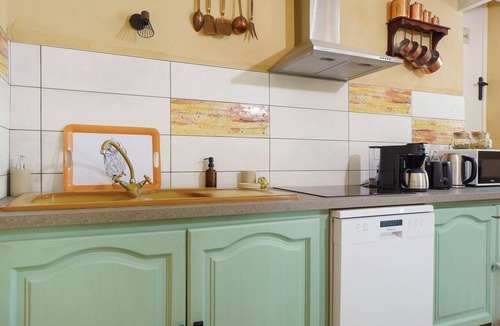 Rhone Crussol Bed & Breakfast | Bed and Breakfast 'Chambre Tilleul Avec Piscine' with Mountain View, Shared Pool and Wi-Fi