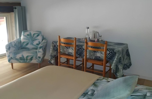 Lanty-sur-Aube Bed & Breakfast | Bed and Breakfast 'Chambre - A La Maison Du Bonheur' with Shared Garden and Wi-Fi