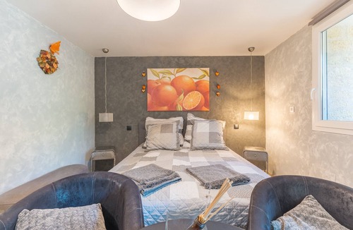 Puget Bed & Breakfast | Bed and Breakfast 'Acidulée' with Shared Pool, Wi-Fi and Air Conditioning
