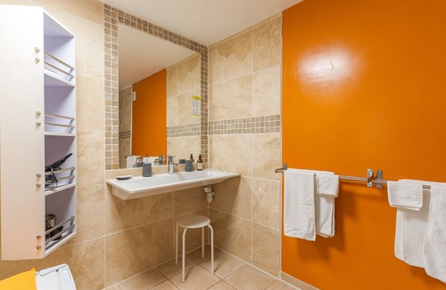 Puget Bed & Breakfast | Bed and Breakfast 'Acidulée' with Shared Pool, Wi-Fi and Air Conditioning