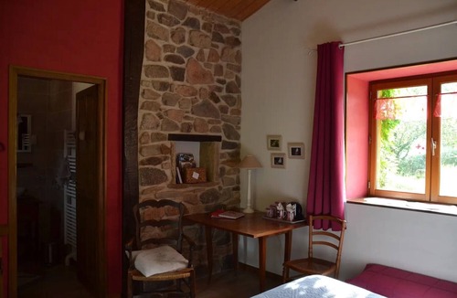 Bourgvilain Bed & Breakfast | Bed and Breakfast 'Chambre D'hôtes La Framboisine' with Shared Terrace and Shared Garden
