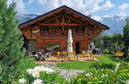 Le Praz Bed & Breakfast | Bed and Breakfast 'Carline' with Mountain View, Shared Terrace and Wi-Fi