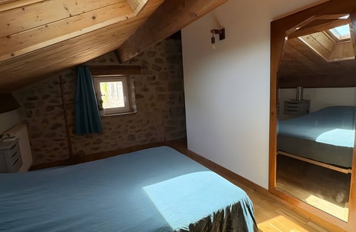 Saint-Julien-Labrousse Bed & Breakfast | Bed and Breakfast 'Chataigne' with Shared Terrace, Shared Garden and Wi-Fi