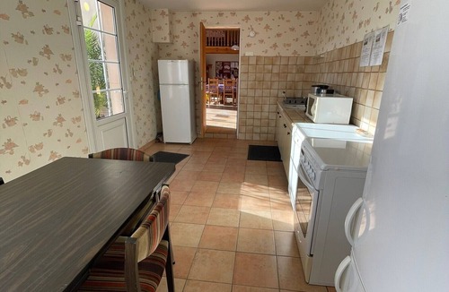 Verrieres Bed & Breakfast | Bed and Breakfast 'Chambre Mansardée' with Shared Terrace, Shared Garden and Wi-Fi