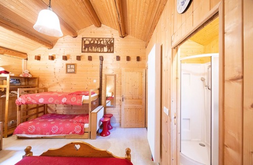 Montcel Bed & Breakfast | Bed and Breakfast 'Chambre Familiale' with Wi-Fi