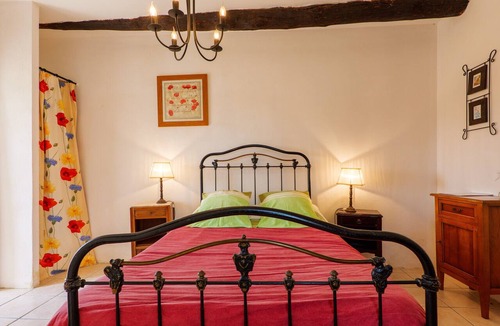 Gras Bed & Breakfast | Bed and Breakfast 'Chez Bacchus - Chambre Merlot' with Shared Garden and Wi-Fi