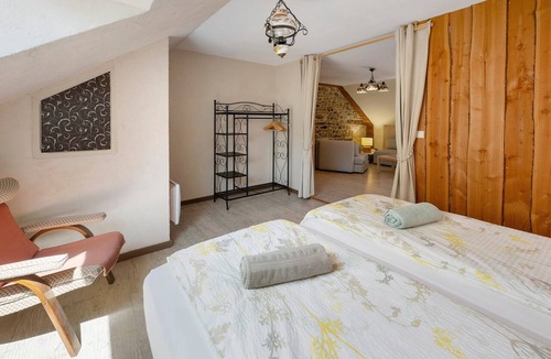 Chardonnay Bed & Breakfast | Bed and Breakfast 'Escargot Des Bois - Suite Junior' with Shared Pool, Shared Terrace and Wi-Fi