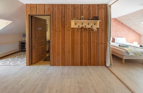 Chardonnay Bed & Breakfast | Bed and Breakfast 'Escargot Des Bois - Suite Junior' with Shared Pool, Shared Terrace and Wi-Fi