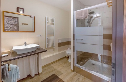 Chardonnay Bed & Breakfast | Bed and Breakfast 'Escargot Des Bois - Suite Junior' with Shared Pool, Shared Terrace and Wi-Fi