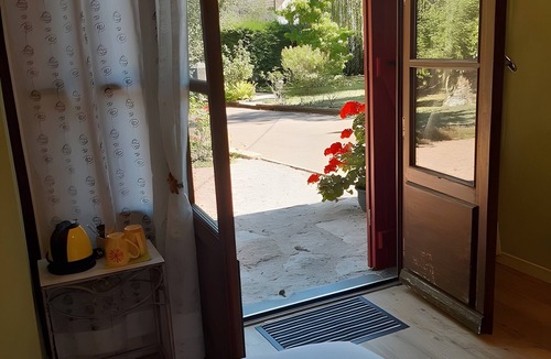 Igornay Bed & Breakfast | Bed and Breakfast 'Escargot De Jardin' with Shared Pool, Shared Terrace and Wi-Fi
