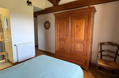 Saint-Julien-Labrousse Bed & Breakfast | Bed and Breakfast 'Framboise' with Shared Terrace, Shared Garden and Wi-Fi