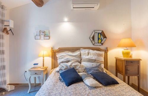 Puget Bed & Breakfast | Bed and Breakfast 'Gourmandise' with Shared Pool, Wi-Fi and Air Conditioning