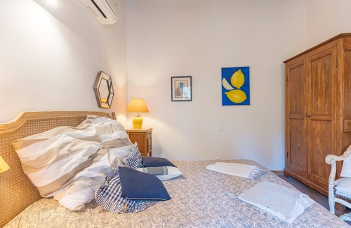 Puget Bed & Breakfast | Bed and Breakfast 'Gourmandise' with Shared Pool, Wi-Fi and Air Conditioning