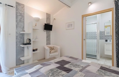 Puget Bed & Breakfast | Bed and Breakfast 'La Réglisse' with Shared Pool, Wi-Fi and Air Conditioning