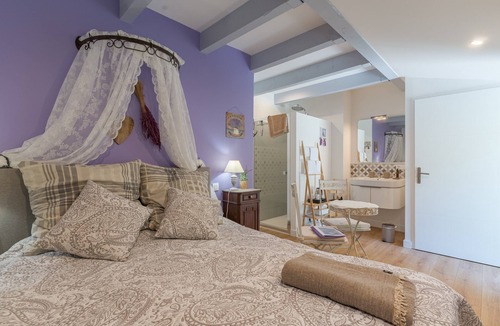 Puget Bed & Breakfast | Bed and Breakfast 'Lavande' with Shared Pool, Wi-Fi and Air Conditioning