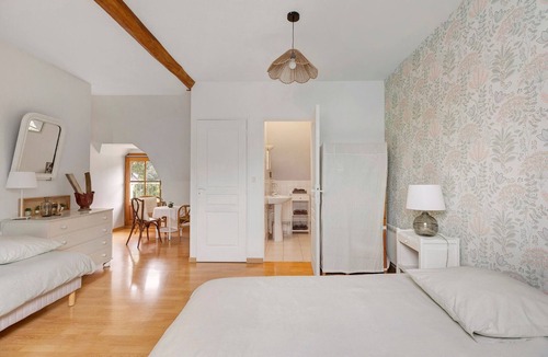 Rigny-Usse Bed & Breakfast | Bed and Breakfast 'Les Sept Arpents' with Shared Garden and Wi-Fi