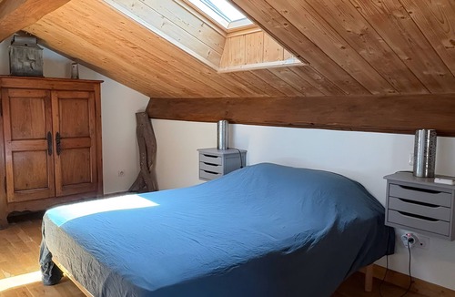 Saint-Julien-Labrousse Bed & Breakfast | Bed and Breakfast 'Myrtille' with Shared Terrace, Shared Garden and Wi-Fi