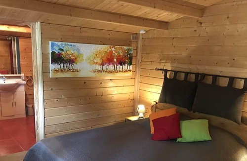 Bollene Cabin | Bedroom "LAVANDE" pool and garden view