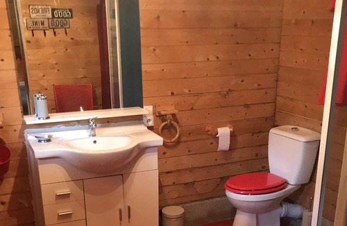 Bollene Cabin | Bedroom "LAVANDE" pool and garden view