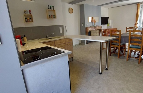 Mutigney Apartment | Bel Appartement en Plein Centre du Village de Pesmes, Tout Équipé