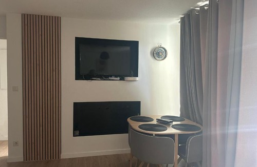 Besancon Apartment | Besançon- Appart avec balcon et piscine pour Groupe pro et famille
