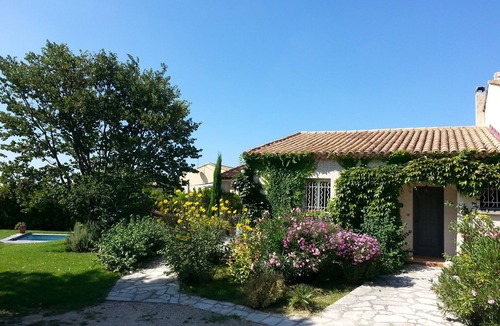 Mormoiron House | Big house in Provence. Huge garden with trees very near Mont Ventoux.