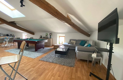 Socourt Condo | Billiards Lounge loft with Billiards & Netflix by BoookingFuté