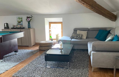 Socourt Condo | Billiards Lounge loft with Billiards & Netflix by BoookingFuté
