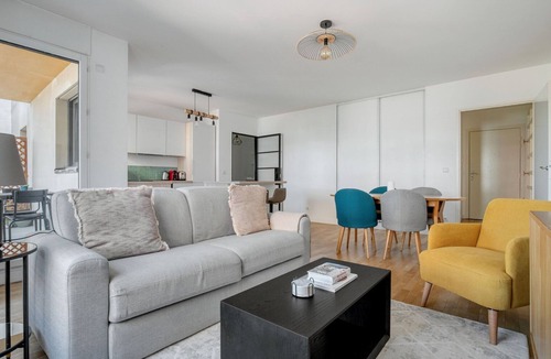 Gare Apartment | Blueground | Gibauderie, balcony, nr station