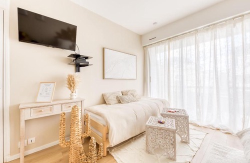 Antony Apartment | Bohemian Nuance - 15 min from Orly - Calme & Elégance