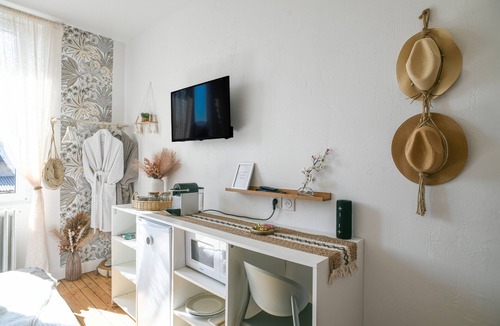 Le Pin Apartment | Boho Room with Garden and Private Jacuzzi