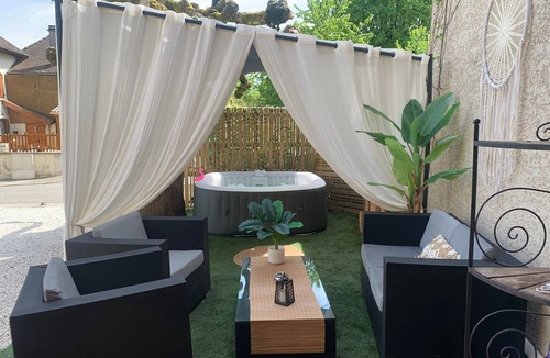 Le Pin Apartment | Boho Room with Garden and Private Jacuzzi